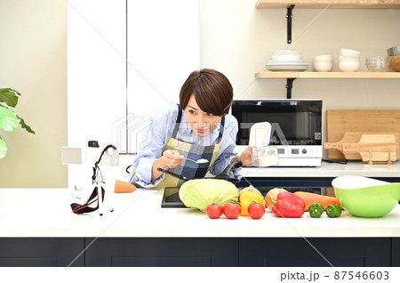 料理を動画に収録する女性 料理を動画に収録する女性 87546603