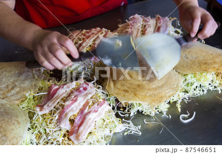 お好み焼きを作る　郷土料理/広島 87546651