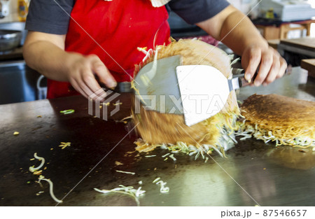 お好み焼きを作る 郷土料理/広島 お好み焼きを作る 郷土料理/広島 87546657