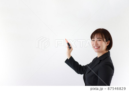 マーカーを持つ女性 87546829