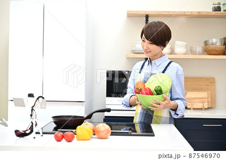 料理を動画に収録する女性 料理を動画に収録する女性 87546970