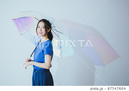 傘をさす女性 87547604
