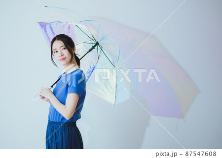 傘をさす女性 傘をさす女性 87547608