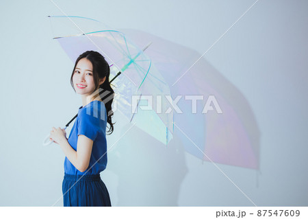 傘をさす女性 87547609