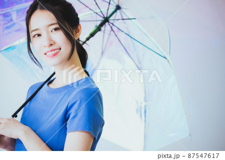 傘をさす女性 87547617