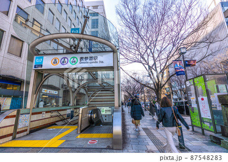日本の東京都市景観　コロナ禍の表参道駅などを望む 87548283