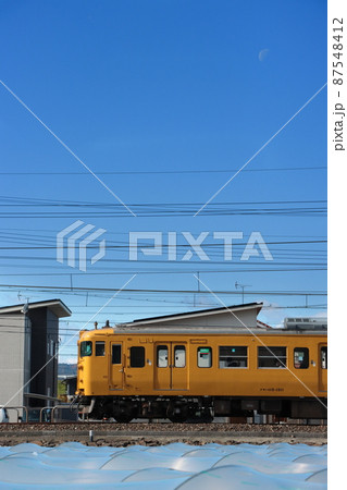 真昼の月が浮かぶ青空の中を走り抜ける115系電車_2021/11/27撮影 真昼の月が浮かぶ青空の中を走り抜ける115系電車_2021/11/27撮影 87548412