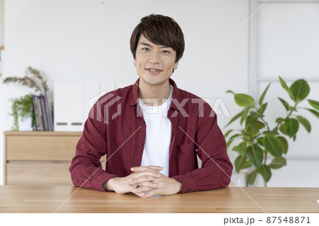 カメラ目線の30代の男性 ポートレート カメラ目線の30代の男性 ポートレート 87548871