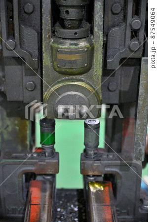 パンチプレス　オートパンチャー　穴あけ加工　工場　製造業 87549064