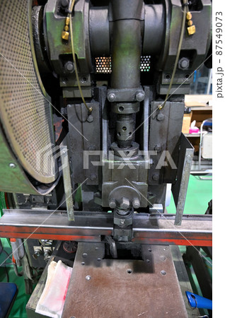 パンチプレス　オートパンチャー　穴あけ加工　工場　製造業 87549073
