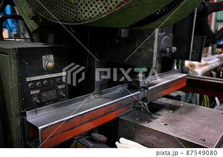 パンチプレス　オートパンチャー　穴あけ加工　工場　製造業 87549080