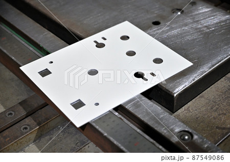 動力プレス　パンチプレス　穴あけ加工　工場　製造業 87549086