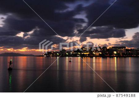 日没前の宍道湖と松江しんじ湖温泉街の街並み(鳥取県) 日没前の宍道湖と松江しんじ湖温泉街の街並み(鳥取県) 87549188