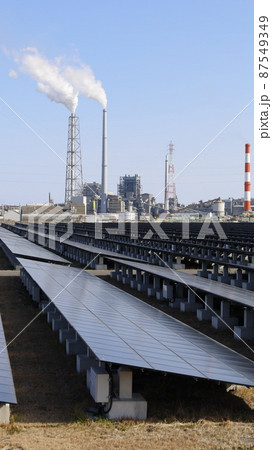 山口県宇部市のユーエスパワー発電所展望デッキから見た宇部興産のプラントと太陽光発電パネル群 山口県宇部市のユーエスパワー発電所展望デッキから見た宇部興産のプラントと太陽光発電パネル群 87549349