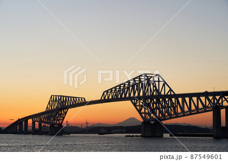 東京ゲートブリッジと東京湾の夕景 東京ゲートブリッジと東京湾の夕景 87549601