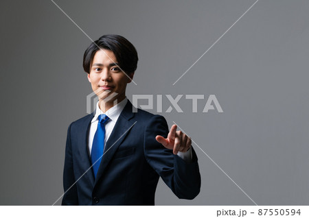 若いビジネスマン　指差しポーズ 87550594