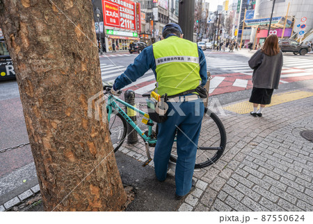 日本の東京都市景観　コロナ禍の渋谷109前。迷惑な放置自転車を撤去する作業員＝9日 87550624