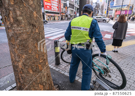 日本の東京都市景観　コロナ禍の渋谷109前。迷惑な放置自転車を撤去する作業員＝9日 87550625