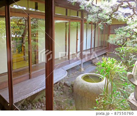 日本家屋の縁側と庭園 87550760