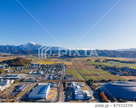伊吹山を望む 滋賀県長浜市田村 ドローン撮影 2021年11月撮影 伊吹山を望む 滋賀県長浜市田村 ドローン撮影 2021年11月撮影 87552259
