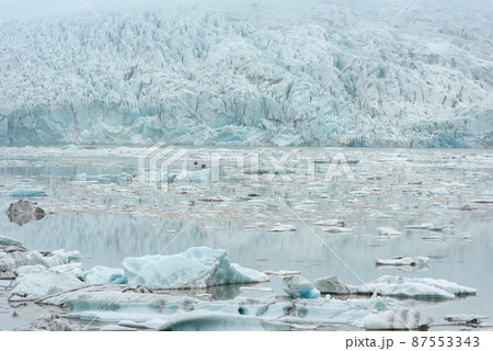 Floating icebergs melting in Fjallsarlon glacier lake, Iceland 87553343