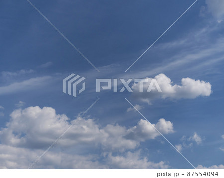 Beautiful white clouds in the blue sky Beautiful white clouds in the blue sky 87554094