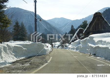 雪に埋もれた白川郷の天生峠への道 雪に埋もれた白川郷の天生峠への道 87554834
