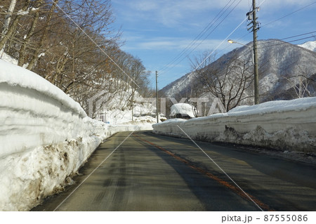 雪に埋もれた早春の白川街道 雪に埋もれた早春の白川街道 87555086