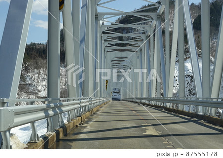 雪に埋もれた早春の白川街道 雪に埋もれた早春の白川街道 87555178