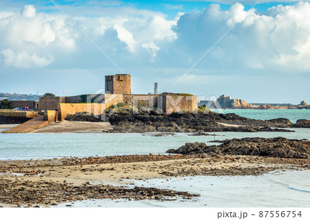 Saint Aubin Fort in a low tide with Elizabeth castle, La Manche channel, bailiwick of Jersey, Channel Islands 87556754