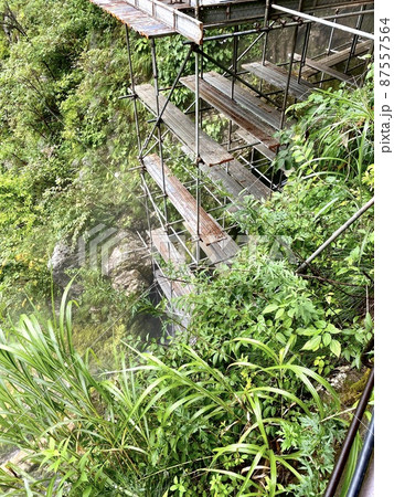 渓谷に建つ棚足場 87557564