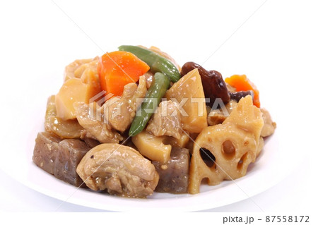 鶏肉と根菜類の煮物 筑前煮 明るい背景 鶏肉と根菜類の煮物 筑前煮 明るい背景 87558172
