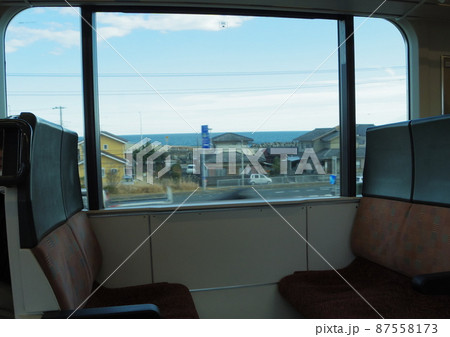 常磐線 車内から冬の太平洋を望む 3 87558173