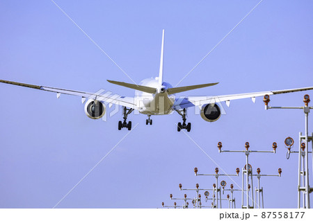 着陸する飛行機 エアバスA350-900 87558177