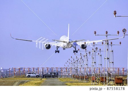 着陸する飛行機 エアバスA350-900 87558178