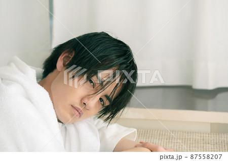 濡れた髪をタオルで乾かす若い男性 87558207