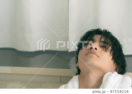 濡れた髪をタオルで乾かす若い男性 87558216