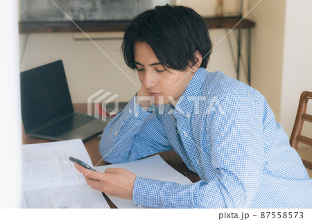 勉強に飽きる若い男性 勉強に飽きる若い男性 87558573