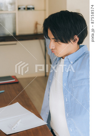 勉強に飽きる若い男性 勉強に飽きる若い男性 87558574