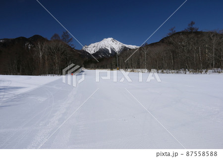 厳冬期の八ヶ岳連峰赤岳の雄姿　清里高原より 87558588