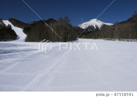 厳冬期の八ヶ岳連峰赤岳の雄姿 清里高原より 厳冬期の八ヶ岳連峰赤岳の雄姿 清里高原より 87558591