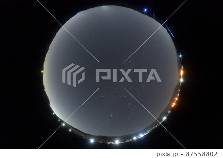 北杜市白州町、夜八時頃の冬の夜空。巡る星々(画面上が北) 北杜市白州町、夜八時頃の冬の夜空。巡る星々(画面上が北) 87558802