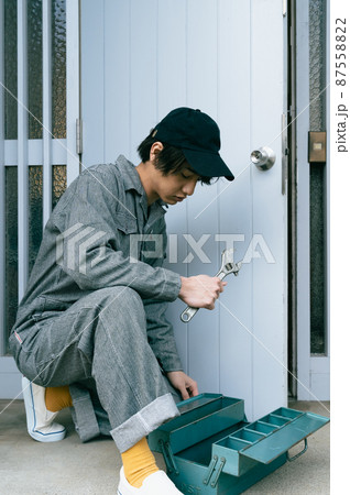 ドアを修理する若い男性 ドアを修理する若い男性 87558822
