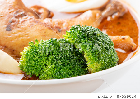 スープカレーに入れられたブロッコリーのアップ。 87559024