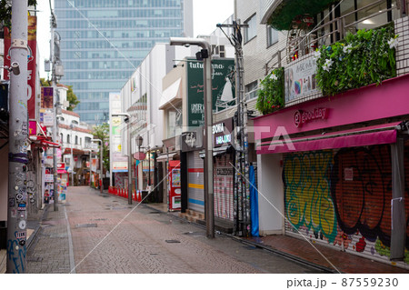 【日本】原宿、コロナ禍で人気が全くお店も閉まっている竹下通りの風景 87559230