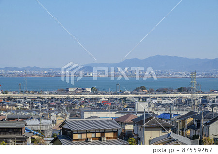 滋賀県の琵琶湖と大津市の都市風景 87559267