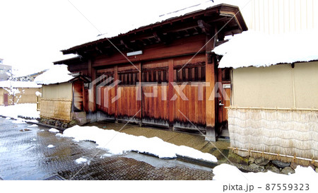 金沢の長町武家屋敷跡界隈の雪景色 87559323