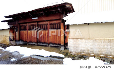 金沢の長町武家屋敷跡界隈の雪景色 87559329