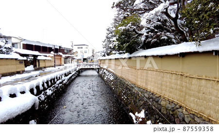 金沢の長町武家屋敷跡界隈の雪景色 87559358