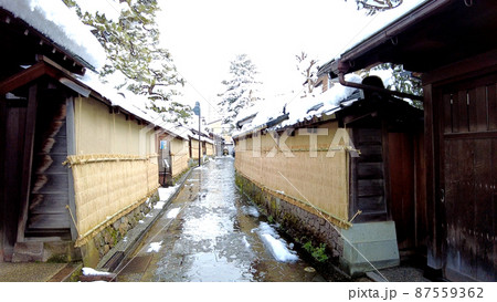 金沢の長町武家屋敷跡界隈の雪景色 87559362